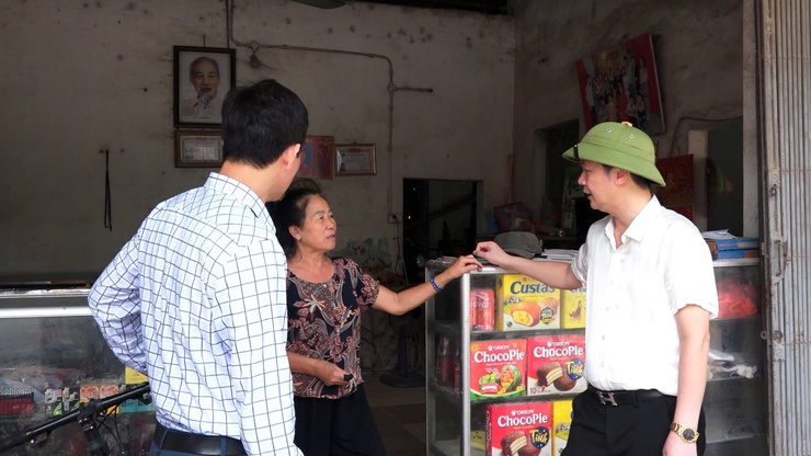 ĐỒNG CHÍ ĐINH HỮU BÌNH, PHÓ BÍ THƯ ĐẢNG ỦY, CHỦ TỊCH UBND XÃ KIỂM TRA TIẾN ĐỘ GIẢI PHÓNG MẶT BẰNG, THI CÔNG CÁC DỰ ÁN GIAO THÔNG TRỌNG ĐIỂM TRÊN ĐỊA BÀN XÃ- Ảnh 6.
