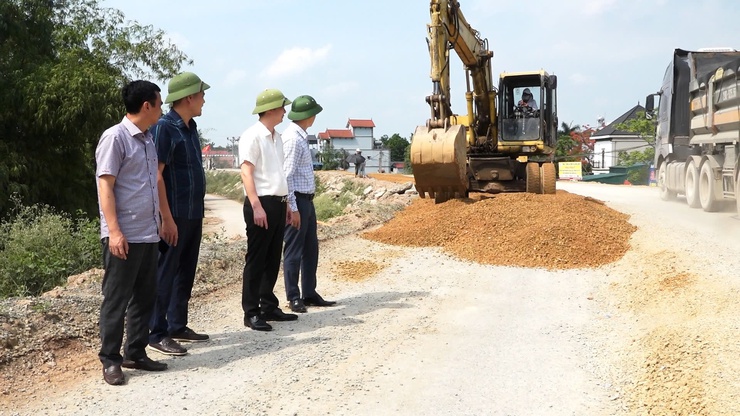 ĐỒNG CHÍ ĐINH HỮU BÌNH, PHÓ BÍ THƯ ĐẢNG ỦY, CHỦ TỊCH UBND XÃ KIỂM TRA TIẾN ĐỘ GIẢI PHÓNG MẶT BẰNG, THI CÔNG CÁC DỰ ÁN GIAO THÔNG TRỌNG ĐIỂM TRÊN ĐỊA BÀN XÃ- Ảnh 1.