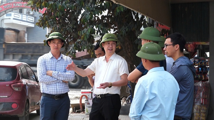 ĐỒNG CHÍ ĐINH HỮU BÌNH, PHÓ BÍ THƯ ĐẢNG ỦY, CHỦ TỊCH UBND XÃ KIỂM TRA TIẾN ĐỘ GIẢI PHÓNG MẶT BẰNG, THI CÔNG CÁC DỰ ÁN GIAO THÔNG TRỌNG ĐIỂM TRÊN ĐỊA BÀN XÃ- Ảnh 8.