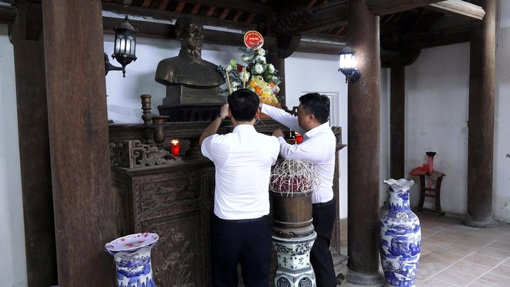 Lãnh đạo xã Bình Minh dâng hương tưởng nhớ Chủ tịch Hồ Chí Minh- Ảnh 1.