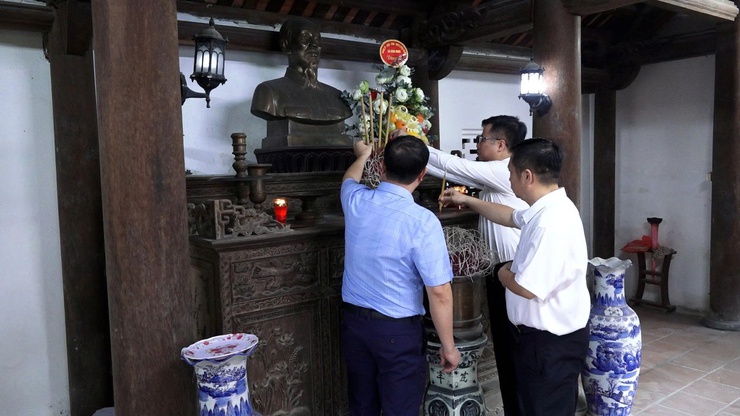 Lãnh đạo xã Bình Minh dâng hương tưởng nhớ Chủ tịch Hồ Chí Minh- Ảnh 3.