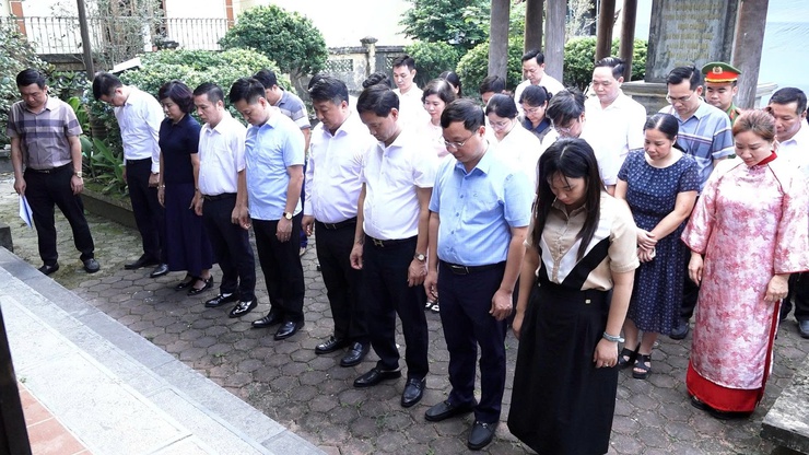 Lãnh đạo xã Bình Minh dâng hương tưởng nhớ Chủ tịch Hồ Chí Minh- Ảnh 5.