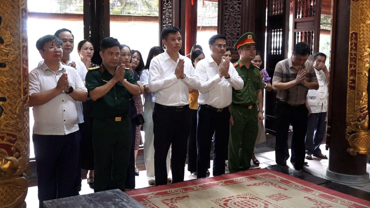 Lãnh đạo xã Bình Minh dâng hương tưởng nhớ Chủ tịch Hồ Chí Minh- Ảnh 6.