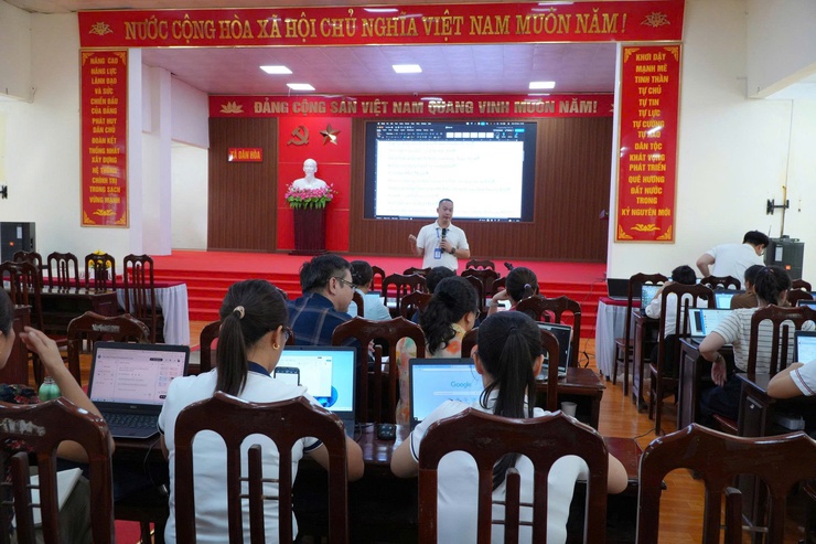 NGÀY THỨ HAI – "CHẠM" KỸ NĂNG THỰC CHIẾN: TỪ AI ĐẾN EXCEL, LỚP TẬP HUẤN CNTT TẠI XÃ DÂN HÒA TIẾP TỤC TẠO HIỆU ỨNG TÍCH CỰC- Ảnh 1.