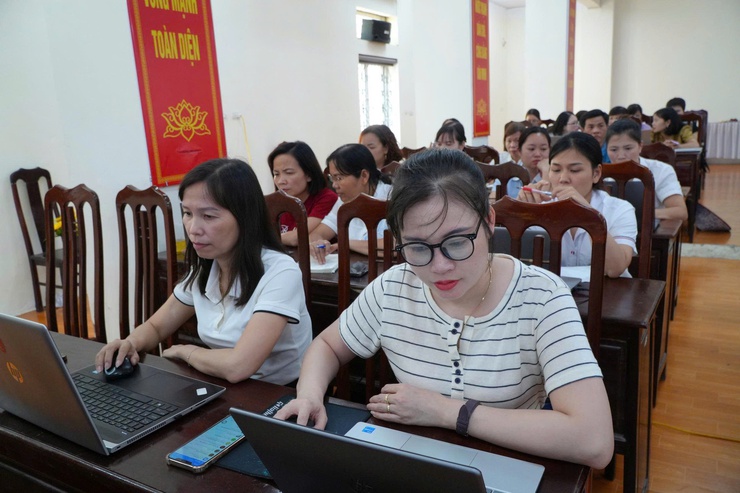 NGÀY THỨ HAI – "CHẠM" KỸ NĂNG THỰC CHIẾN: TỪ AI ĐẾN EXCEL, LỚP TẬP HUẤN CNTT TẠI XÃ DÂN HÒA TIẾP TỤC TẠO HIỆU ỨNG TÍCH CỰC- Ảnh 6.