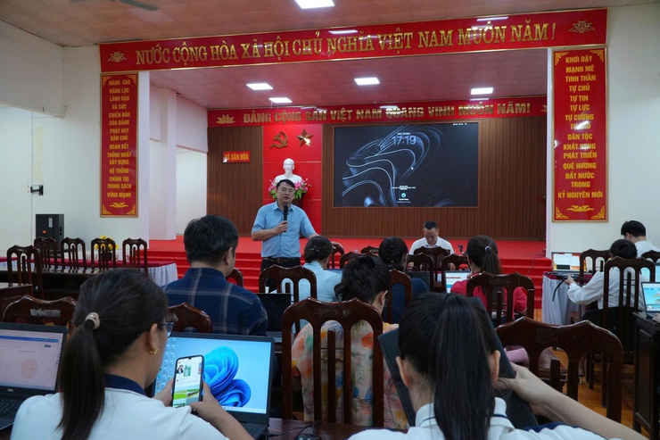 NGÀY THỨ HAI – "CHẠM" KỸ NĂNG THỰC CHIẾN: TỪ AI ĐẾN EXCEL, LỚP TẬP HUẤN CNTT TẠI XÃ DÂN HÒA TIẾP TỤC TẠO HIỆU ỨNG TÍCH CỰC- Ảnh 10.