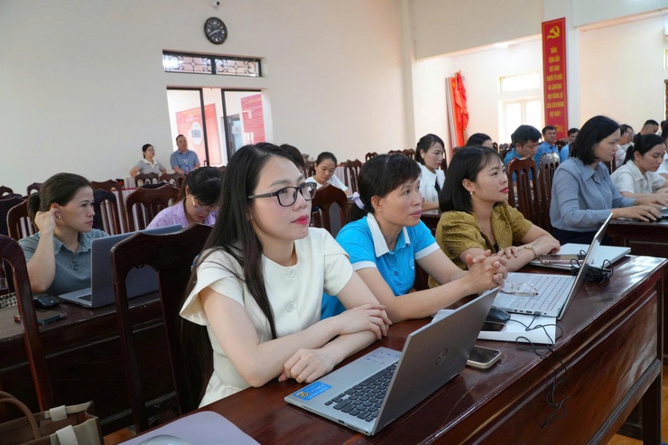NGÀY THỨ HAI – "CHẠM" KỸ NĂNG THỰC CHIẾN: TỪ AI ĐẾN EXCEL, LỚP TẬP HUẤN CNTT TẠI XÃ DÂN HÒA TIẾP TỤC TẠO HIỆU ỨNG TÍCH CỰC- Ảnh 5.