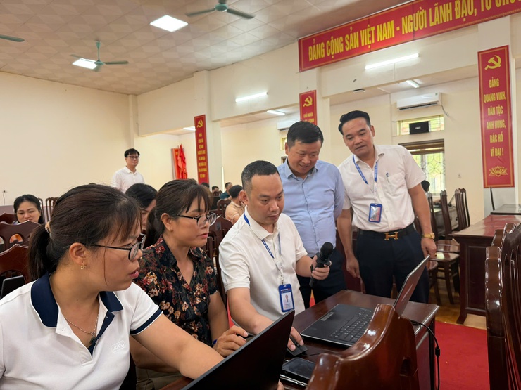 NGÀY THỨ HAI – "CHẠM" KỸ NĂNG THỰC CHIẾN: TỪ AI ĐẾN EXCEL, LỚP TẬP HUẤN CNTT TẠI XÃ DÂN HÒA TIẾP TỤC TẠO HIỆU ỨNG TÍCH CỰC- Ảnh 2.