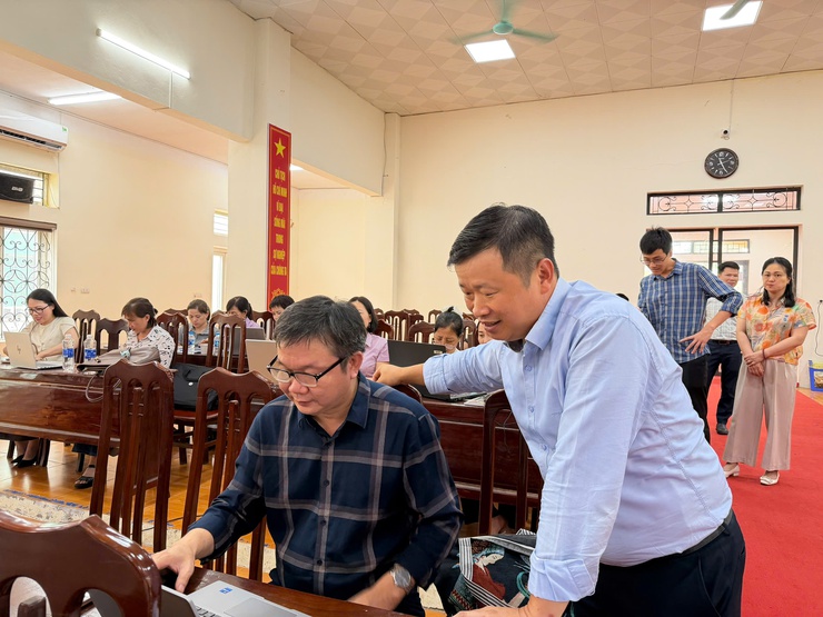 NGÀY THỨ HAI – "CHẠM" KỸ NĂNG THỰC CHIẾN: TỪ AI ĐẾN EXCEL, LỚP TẬP HUẤN CNTT TẠI XÃ DÂN HÒA TIẾP TỤC TẠO HIỆU ỨNG TÍCH CỰC- Ảnh 3.