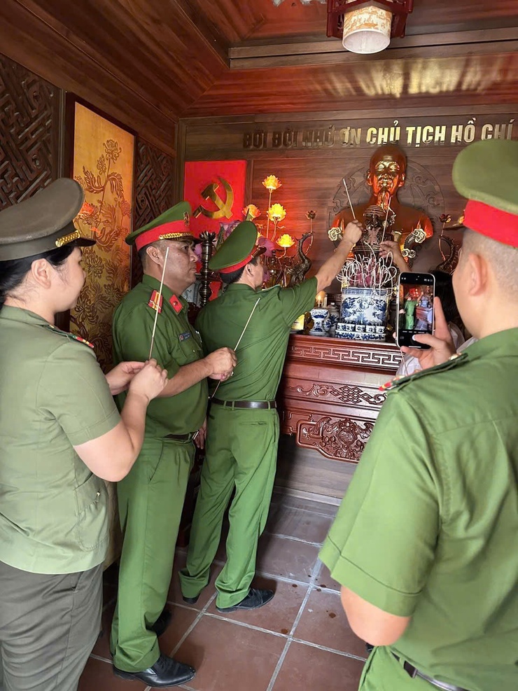 Công an xã Tam Hưng thắp sáng tinh thần đoàn kết lương – giáo theo lời Bác dạy- Ảnh 2.