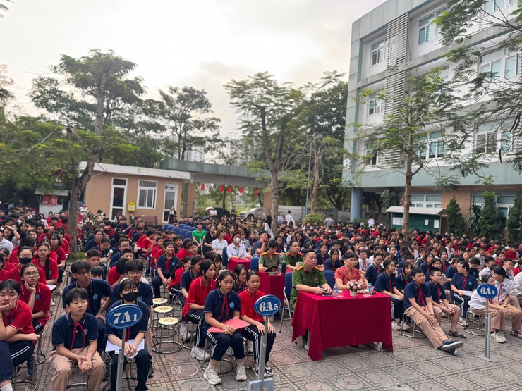 Công an phường Phúc Lợi tiếp sóng chương trình “Bản lĩnh Gen Z – Tự hào Hà Nội, sống chuẩn an toàn” tới 100% học sinh trên địa bàn- Ảnh 1.
