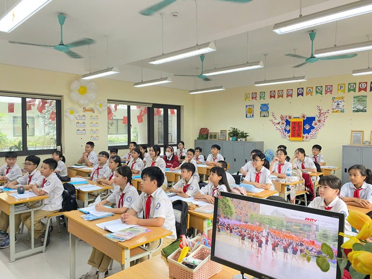 Công an phường Phúc Lợi tiếp sóng chương trình “Bản lĩnh Gen Z – Tự hào Hà Nội, sống chuẩn an toàn” tới 100% học sinh trên địa bàn- Ảnh 2.