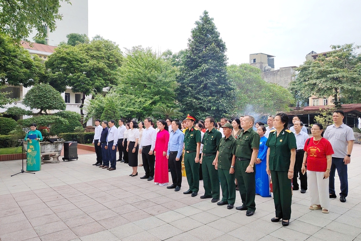 Phường Thanh Xuân thành kính dâng hương, báo công trước Tượng đài Chủ tịch Hồ Chí Minh- Ảnh 1.