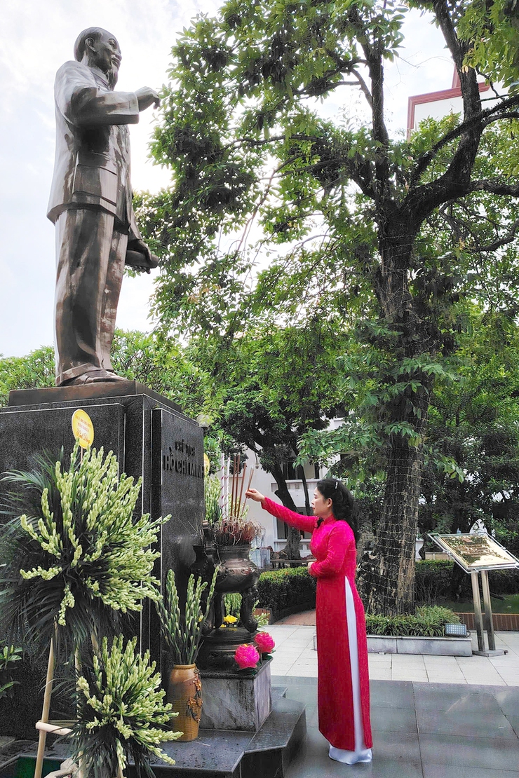Phường Thanh Xuân thành kính dâng hương, báo công trước Tượng đài Chủ tịch Hồ Chí Minh- Ảnh 2.