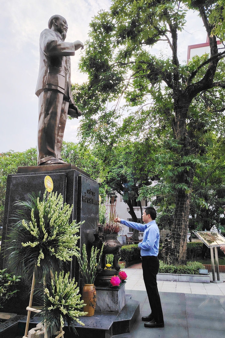 Phường Thanh Xuân thành kính dâng hương, báo công trước Tượng đài Chủ tịch Hồ Chí Minh- Ảnh 3.