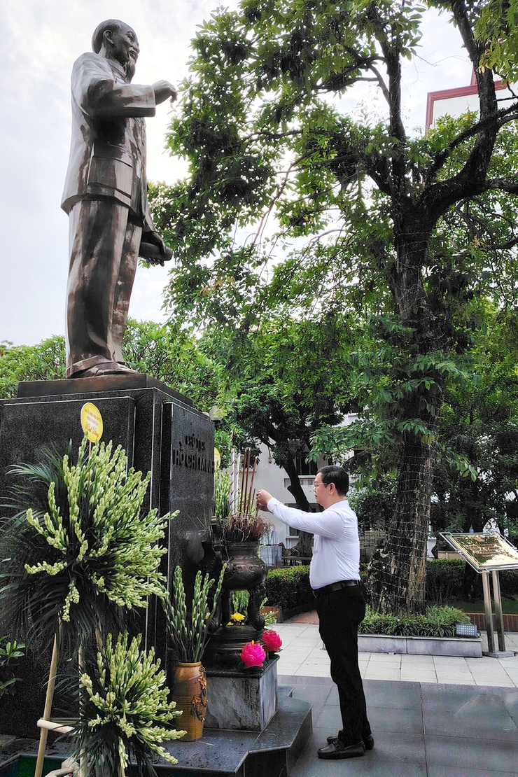 Phường Thanh Xuân thành kính dâng hương, báo công trước Tượng đài Chủ tịch Hồ Chí Minh- Ảnh 4.