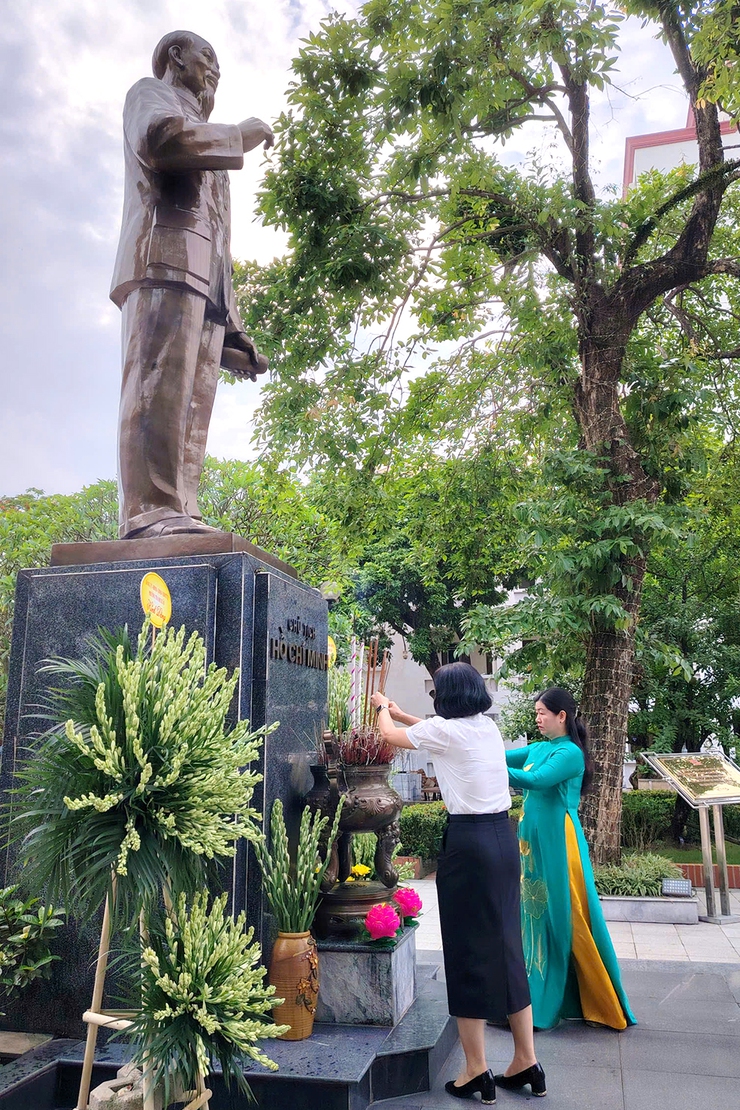 Phường Thanh Xuân thành kính dâng hương, báo công trước Tượng đài Chủ tịch Hồ Chí Minh- Ảnh 5.
