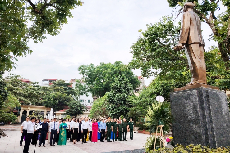 Phường Thanh Xuân thành kính dâng hương, báo công trước Tượng đài Chủ tịch Hồ Chí Minh- Ảnh 7.