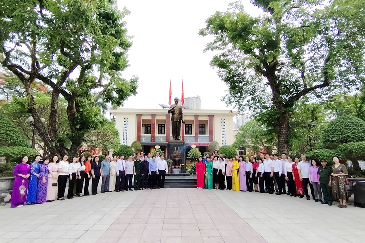 Phường Thanh Xuân thành kính dâng hương, báo công trước Tượng đài Chủ tịch Hồ Chí Minh- Ảnh 8.