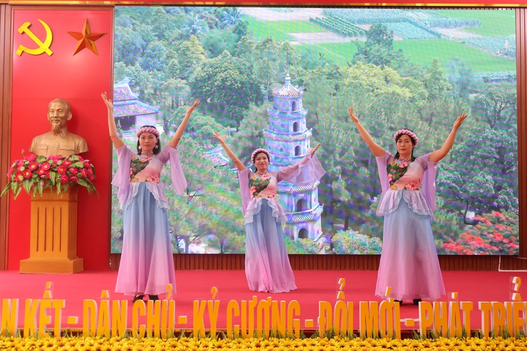 Đảng ủy xã Hòa Phú: Long trọng tổ chức Lễ trao tặng Huy hiệu Đảng đợt 19/5- Ảnh 13.