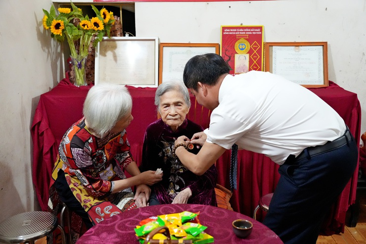 PHƯỜNG SƠN TÂY TRAO HUY HIỆU 80 NĂM TUỔI ĐẢNG ĐỢT 19/5/2026 TẠI NHÀ RIÊNG CHO ĐẢNG VIÊN LÃO THÀNH- Ảnh 1.