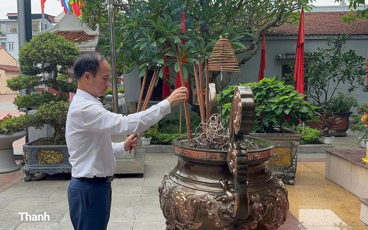 Phường Việt Hưng tổ chức Lễ dâng hương Chủ tịch Hồ Chí Minh nhân kỷ niệm 136 năm Ngày sinh của Người- Ảnh 1.