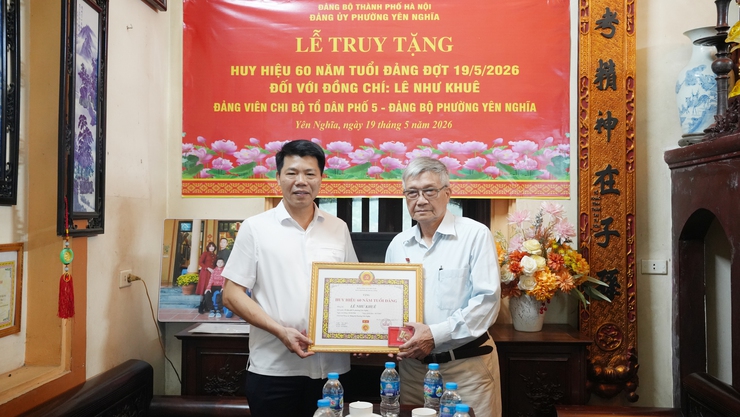 Đảng ủy phường Yên Nghĩa tổ chức Lễ truy tặng Huy hiệu 60 năm tuổi Đảng tại nhà cho đảng viên- Ảnh 1.