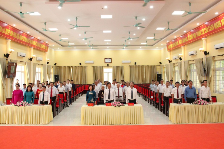Đảng bộ xã Hòa Lạc trang trọng trao tặng Huy hiệu Đảng đợt 19/5/2026- Ảnh 1.