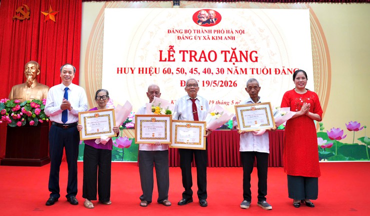ĐẢNG BỘ XÃ KIM ANH TỔ CHỨC LỄ TRAO HUY HIỆU ĐẢNG- Ảnh 7.
