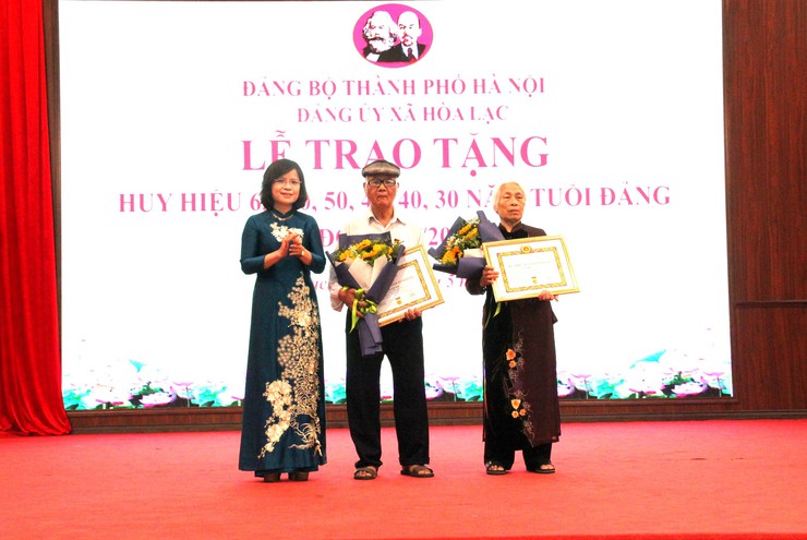 Đảng bộ xã Hòa Lạc trang trọng trao tặng Huy hiệu Đảng đợt 19/5/2026- Ảnh 6.