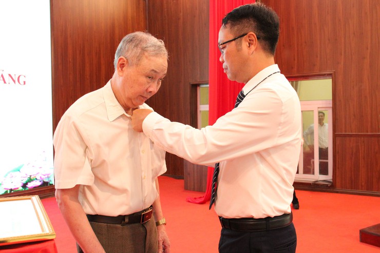 Đảng bộ xã Hòa Lạc trang trọng trao tặng Huy hiệu Đảng đợt 19/5/2026- Ảnh 7.