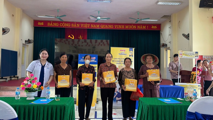 TRẠM Y TẾ XÃ THƯ LÂM TỔ CHỨC HỘI NGHỊ TRUYỀN THÔNG CHĂM SÓC SỨC KHỎE VÀ TẶNG QUÀ CHO NGƯỜI CAO TUỔI

- Ảnh 4.