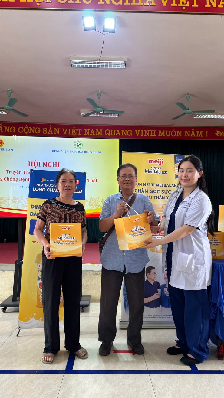 TRẠM Y TẾ XÃ THƯ LÂM TỔ CHỨC HỘI NGHỊ TRUYỀN THÔNG CHĂM SÓC SỨC KHỎE VÀ TẶNG QUÀ CHO NGƯỜI CAO TUỔI

- Ảnh 5.