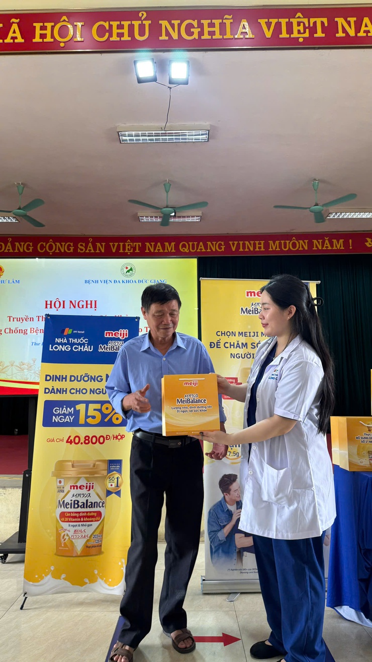 TRẠM Y TẾ XÃ THƯ LÂM TỔ CHỨC HỘI NGHỊ TRUYỀN THÔNG CHĂM SÓC SỨC KHỎE VÀ TẶNG QUÀ CHO NGƯỜI CAO TUỔI

- Ảnh 6.