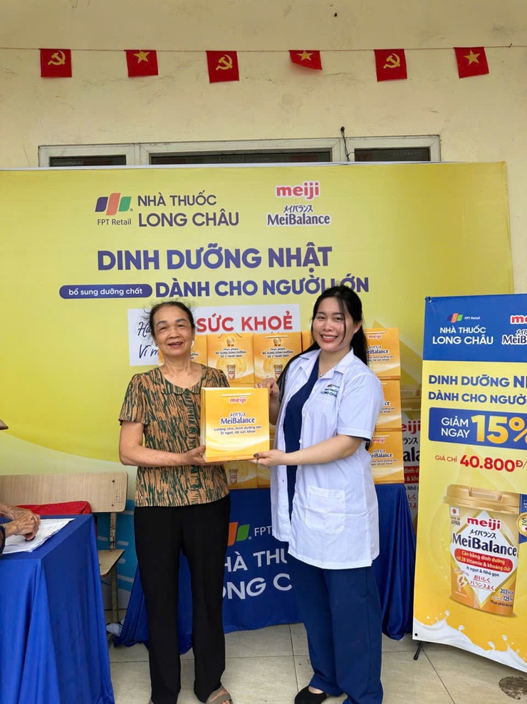 TRẠM Y TẾ XÃ THƯ LÂM TỔ CHỨC HỘI NGHỊ TRUYỀN THÔNG CHĂM SÓC SỨC KHỎE VÀ TẶNG QUÀ CHO NGƯỜI CAO TUỔI

- Ảnh 8.