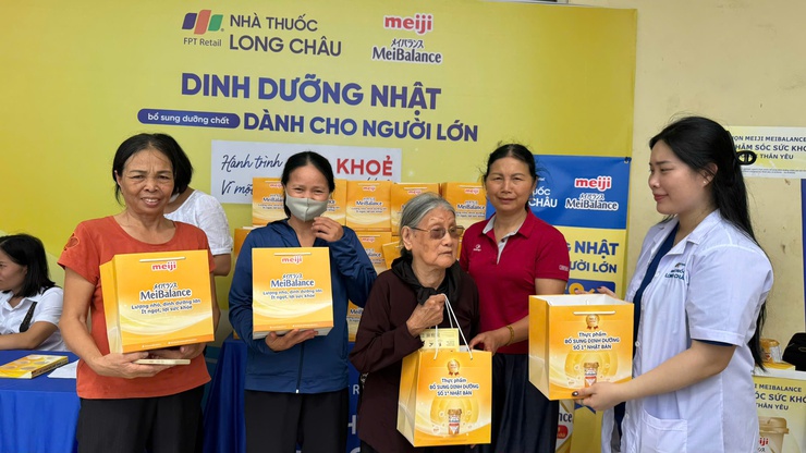 TRẠM Y TẾ XÃ THƯ LÂM TỔ CHỨC HỘI NGHỊ TRUYỀN THÔNG CHĂM SÓC SỨC KHỎE VÀ TẶNG QUÀ CHO NGƯỜI CAO TUỔI

- Ảnh 3.