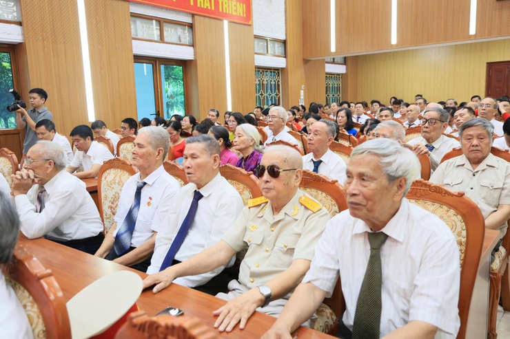 ĐẢNG ỦY XÃ THƯ LÂM TỔ CHỨC LỄ KỶ NIỆM 136 NĂM NGÀY SINH CHỦ TỊCH HỒ CHÍ MINH (19/5/1890 – 19/5/2026) VÀ TRAO TẶNG HUY HIỆU ĐẢNG ĐỢT 19/5/2026- Ảnh 3.