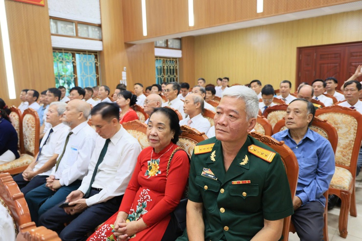 ĐẢNG ỦY XÃ THƯ LÂM TỔ CHỨC LỄ KỶ NIỆM 136 NĂM NGÀY SINH CHỦ TỊCH HỒ CHÍ MINH (19/5/1890 – 19/5/2026) VÀ TRAO TẶNG HUY HIỆU ĐẢNG ĐỢT 19/5/2026- Ảnh 6.