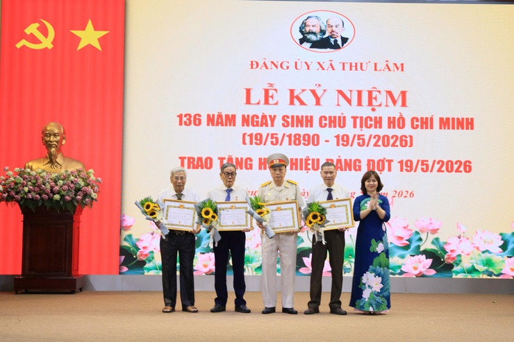 ĐẢNG ỦY XÃ THƯ LÂM TỔ CHỨC LỄ KỶ NIỆM 136 NĂM NGÀY SINH CHỦ TỊCH HỒ CHÍ MINH (19/5/1890 – 19/5/2026) VÀ TRAO TẶNG HUY HIỆU ĐẢNG ĐỢT 19/5/2026- Ảnh 10.
