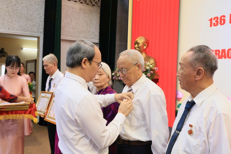 ĐẢNG ỦY XÃ THƯ LÂM TỔ CHỨC LỄ KỶ NIỆM 136 NĂM NGÀY SINH CHỦ TỊCH HỒ CHÍ MINH (19/5/1890 – 19/5/2026) VÀ TRAO TẶNG HUY HIỆU ĐẢNG ĐỢT 19/5/2026- Ảnh 11.