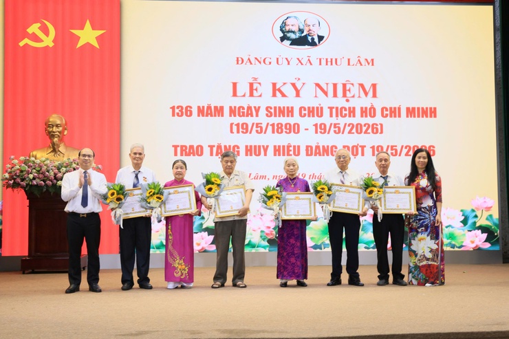ĐẢNG ỦY XÃ THƯ LÂM TỔ CHỨC LỄ KỶ NIỆM 136 NĂM NGÀY SINH CHỦ TỊCH HỒ CHÍ MINH (19/5/1890 – 19/5/2026) VÀ TRAO TẶNG HUY HIỆU ĐẢNG ĐỢT 19/5/2026- Ảnh 12.