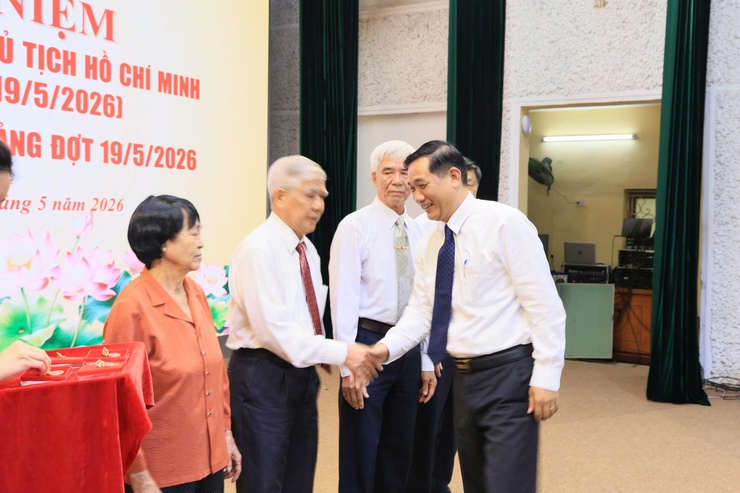 ĐẢNG ỦY XÃ THƯ LÂM TỔ CHỨC LỄ KỶ NIỆM 136 NĂM NGÀY SINH CHỦ TỊCH HỒ CHÍ MINH (19/5/1890 – 19/5/2026) VÀ TRAO TẶNG HUY HIỆU ĐẢNG ĐỢT 19/5/2026- Ảnh 13.