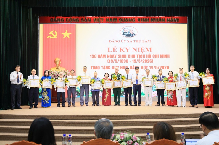 ĐẢNG ỦY XÃ THƯ LÂM TỔ CHỨC LỄ KỶ NIỆM 136 NĂM NGÀY SINH CHỦ TỊCH HỒ CHÍ MINH (19/5/1890 – 19/5/2026) VÀ TRAO TẶNG HUY HIỆU ĐẢNG ĐỢT 19/5/2026- Ảnh 16.