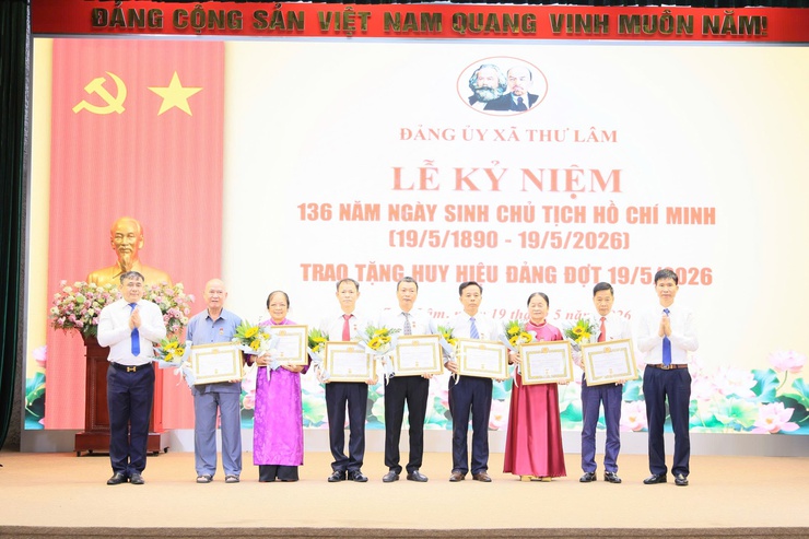 ĐẢNG ỦY XÃ THƯ LÂM TỔ CHỨC LỄ KỶ NIỆM 136 NĂM NGÀY SINH CHỦ TỊCH HỒ CHÍ MINH (19/5/1890 – 19/5/2026) VÀ TRAO TẶNG HUY HIỆU ĐẢNG ĐỢT 19/5/2026- Ảnh 17.