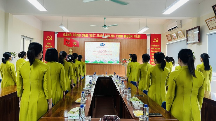 CHI BỘ TRƯỜNG MẦM NON NGỌC LÔI TỔ CHỨC LỄ KẾT NẠP ĐẢNG VIÊN MỚI- Ảnh 1.