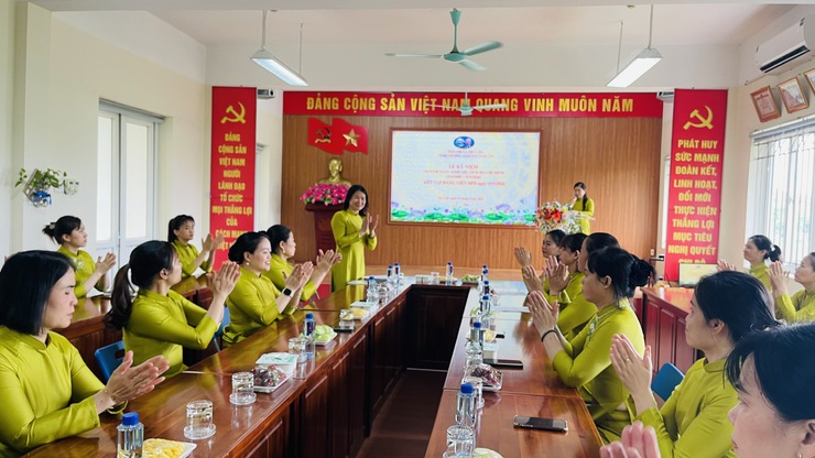 CHI BỘ TRƯỜNG MẦM NON NGỌC LÔI TỔ CHỨC LỄ KẾT NẠP ĐẢNG VIÊN MỚI- Ảnh 3.
