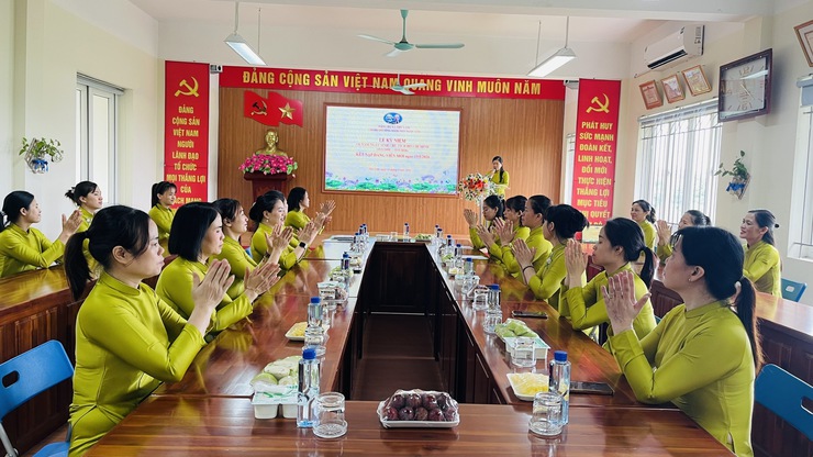 CHI BỘ TRƯỜNG MẦM NON NGỌC LÔI TỔ CHỨC LỄ KẾT NẠP ĐẢNG VIÊN MỚI- Ảnh 4.
