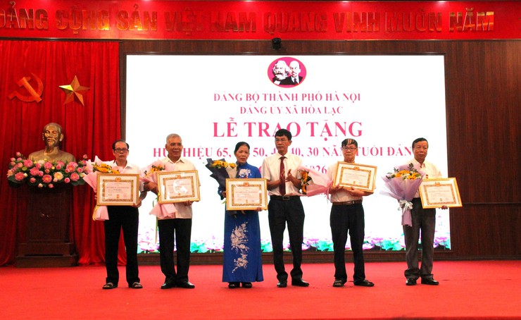 Đảng bộ xã Hòa Lạc trang trọng trao tặng Huy hiệu Đảng đợt 19/5/2026- Ảnh 10.