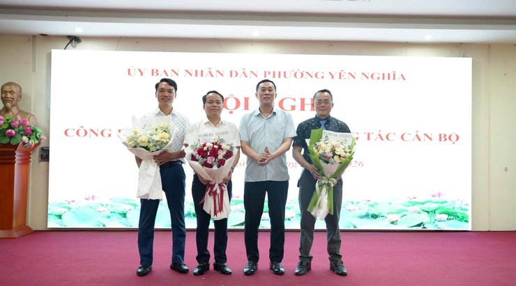Phường Yên Nghĩa công bố và trao quyết định về công tác cán bộ- Ảnh 2.