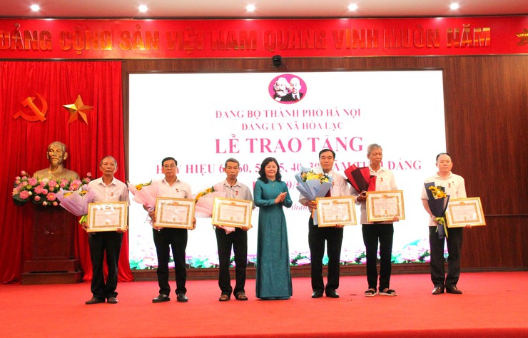 Đảng bộ xã Hòa Lạc trang trọng trao tặng Huy hiệu Đảng đợt 19/5/2026- Ảnh 8.